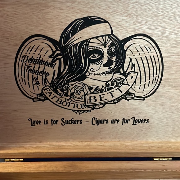 Fat Bottom Betty - Deadwood Tobacco Co. Wood Cigar Box with Metal Latch Closure - Picture 5 of 7